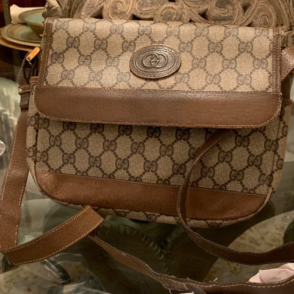 Gucci Monogram Brown Crossbody Bag
Please view all photo this bag used wearable